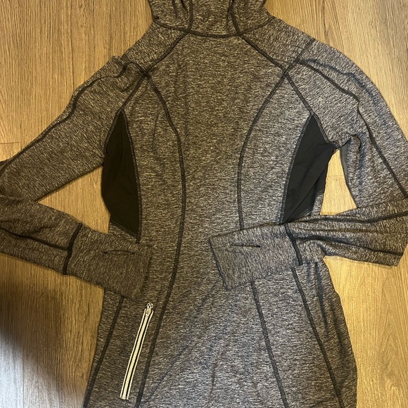 Lululemon Run Back On Track Hoodie Gray Pullover Ponytail Hood Sz 8 - Picture 5 of 5